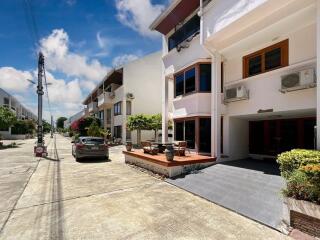 Baan Suksamran: 5 Bedroom Townhouse