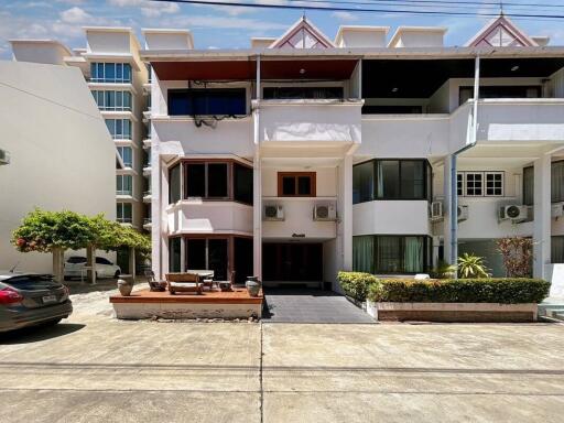 Baan Suksamran: 5 Bedroom Townhouse