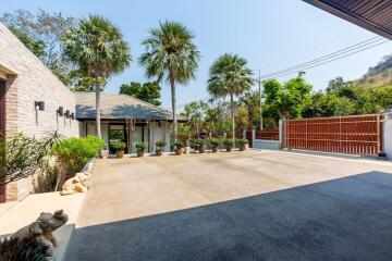 Palm Hills: 4 Bedroom Pool Villa