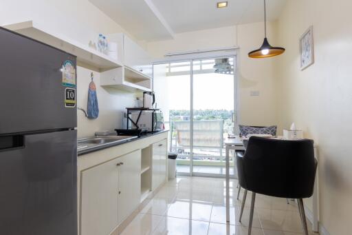 Modern kitchen with dining area