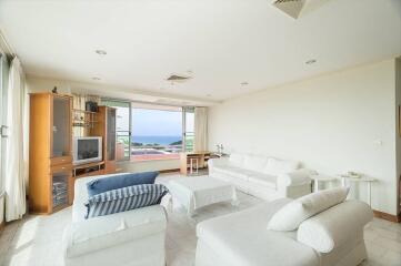 The Esplanade: 3 Bedroom Condo with Sea View