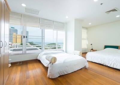 The Esplanade: 3 Bedroom Condo with Sea View