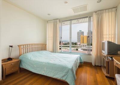 The Esplanade: 3 Bedroom Condo with Sea View