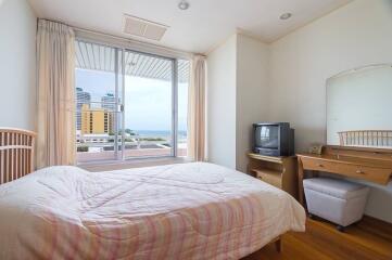 The Esplanade: 3 Bedroom Condo with Sea View