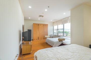 The Esplanade: 3 Bedroom Condo with Sea View