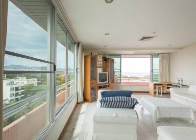 The Esplanade: 3 Bedroom Condo with Sea View