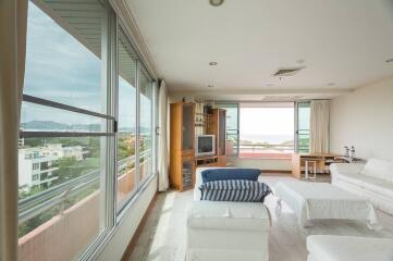 The Esplanade: 3 Bedroom Condo with Sea View