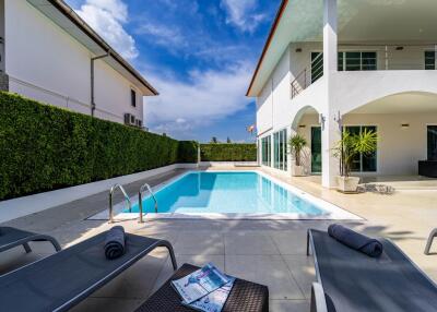 Modern 4 Bedroom Pool Villa in Good Location