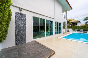 Modern 4 Bedroom Pool Villa in Good Location