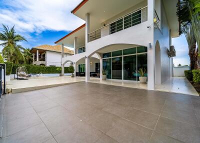 Modern 4 Bedroom Pool Villa in Good Location