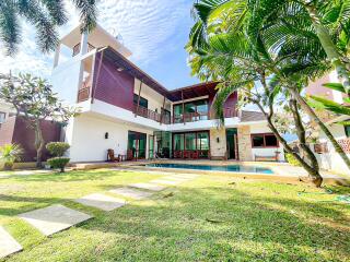 4 Bed Pool Villa, 200m from Dolphin Bay Beach
