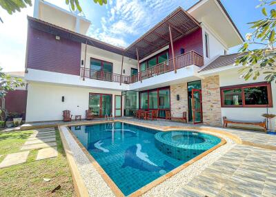 4 Bed Pool Villa, 200m from Dolphin Bay Beach