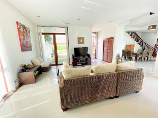 4 Bed Pool Villa, 200m from Dolphin Bay Beach