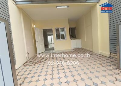 Entrance area with tiled flooring
