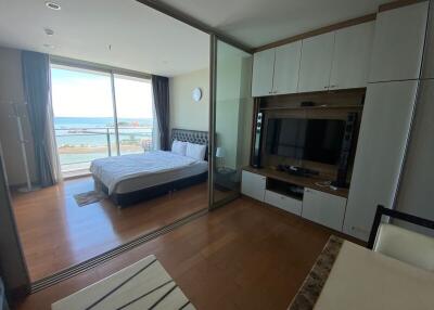 Bedroom with a view of the sea, featuring a bed, built-in wardrobe, and a TV unit