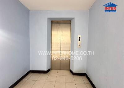 Elevator area with a closed elevator door