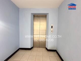 Elevator area with a closed elevator door