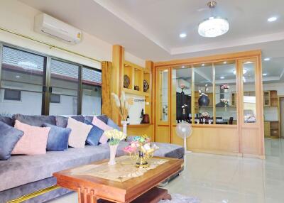 บ้านหลังนี้มี 2 ห้องนอน  อยู่ในโครงการชื่อ SP3 Village East Pattaya  ตั้งอยู่ที่