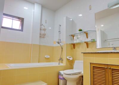 บ้านหลังนี้มี 2 ห้องนอน  อยู่ในโครงการชื่อ SP3 Village East Pattaya  ตั้งอยู่ที่