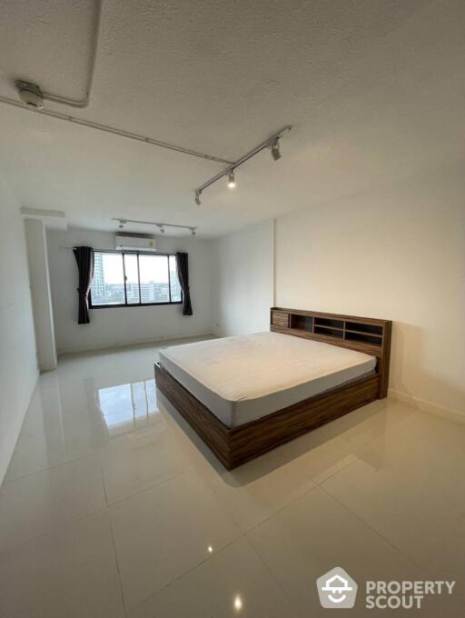 2-BR Apt. near BTS Ekkamai