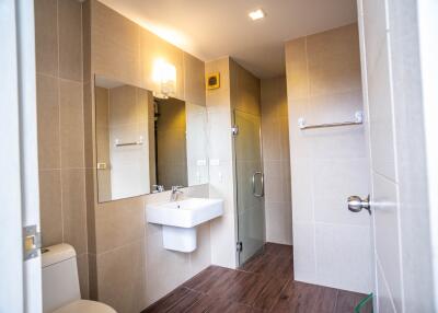 Modern bathroom with large mirror