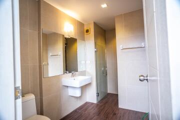 Modern bathroom with large mirror