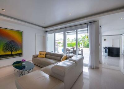 Orchid Paradise: Modern 4 Bedroom Pool Villa