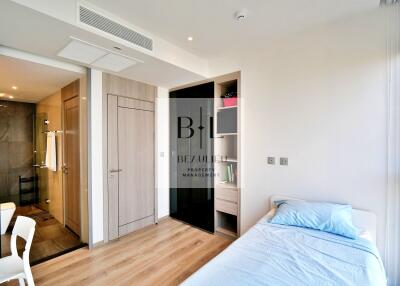 Cozy and modern bedroom with built-in storage and en-suite bathroom