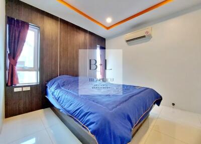 Bedroom with double bed and air conditioning