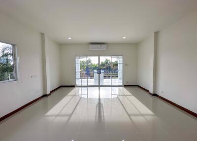 4 Bedrooms House in Siam Gardens East Pattaya H011699