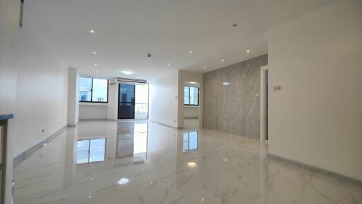 Renovated Condo Sale Phrom Phong