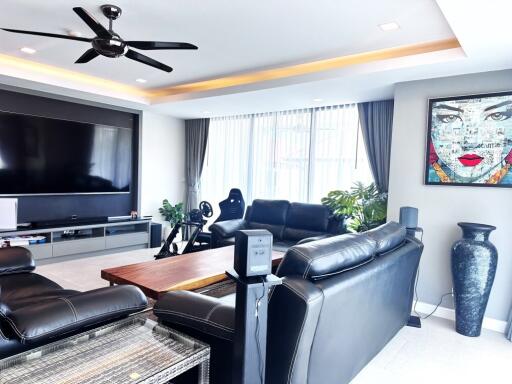 Stunning 3-Bedroom Condo in Jomtien