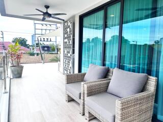 Stunning 3-Bedroom Condo in Jomtien