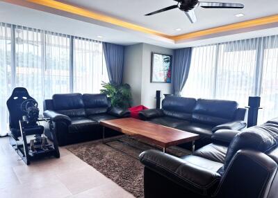 Stunning 3-Bedroom Condo in Jomtien