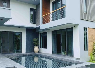 Modern Pool Villa for Sale with a Large Land 1 Rai 73 Ngan, Located in Nam Phrae