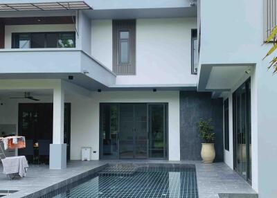 Modern Pool Villa for Sale with a Large Land 1 Rai 73 Ngan, Located in Nam Phrae