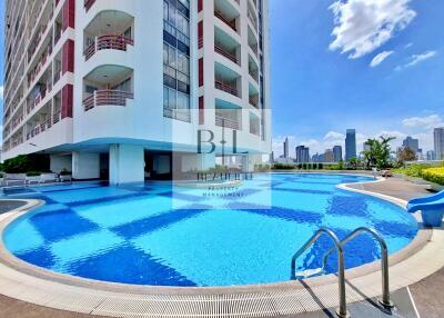Condominium with swimming pool and city view