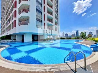 Condominium with swimming pool and city view