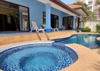 Swimming pool and jacuzzi area