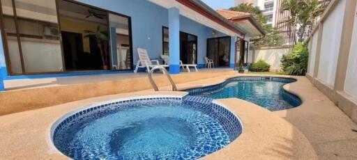 Swimming pool and jacuzzi area