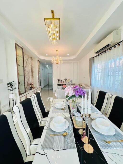 Elegant dining room with a lavish setup