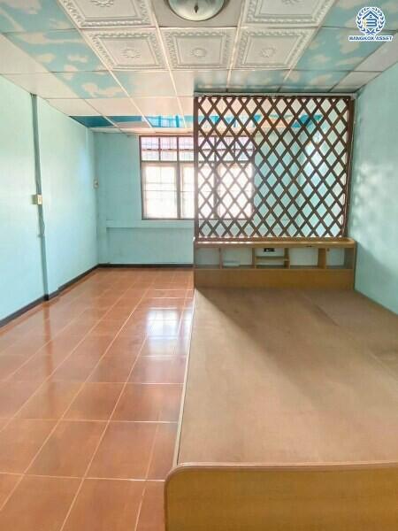 Bedroom with lattice partition, tiled ceiling and floor