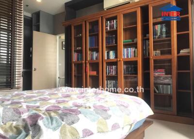Bedroom with bookshelf and air conditioning