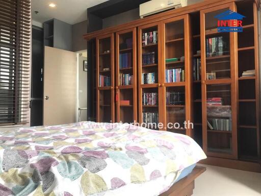 Bedroom with bookshelf and air conditioning