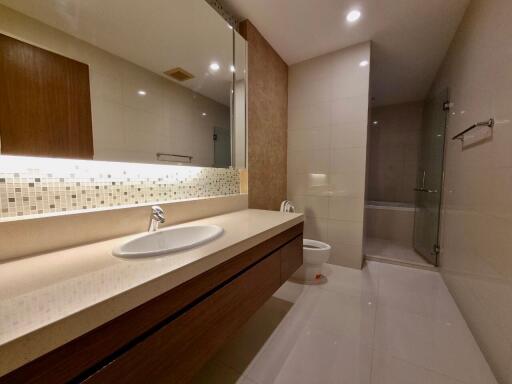 Modern bathroom with large mirror and tiled backsplash