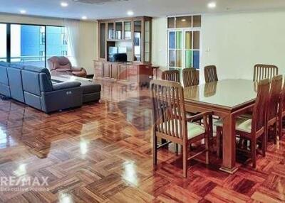 For Sale large balconies Spacious 2 bedrooms at Le Premier 1 Sukhumvit 23 Close to BTS Asoke.