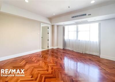 Renovated 4 bedroom unit close to BTS Promphong
