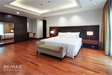 Luxurious Condo near BTS Phloen Chit with Royal Residence Park View