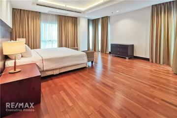 Luxurious Condo near BTS Phloen Chit with Royal Residence Park View