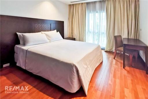 Luxurious Condo near BTS Phloen Chit with Royal Residence Park View